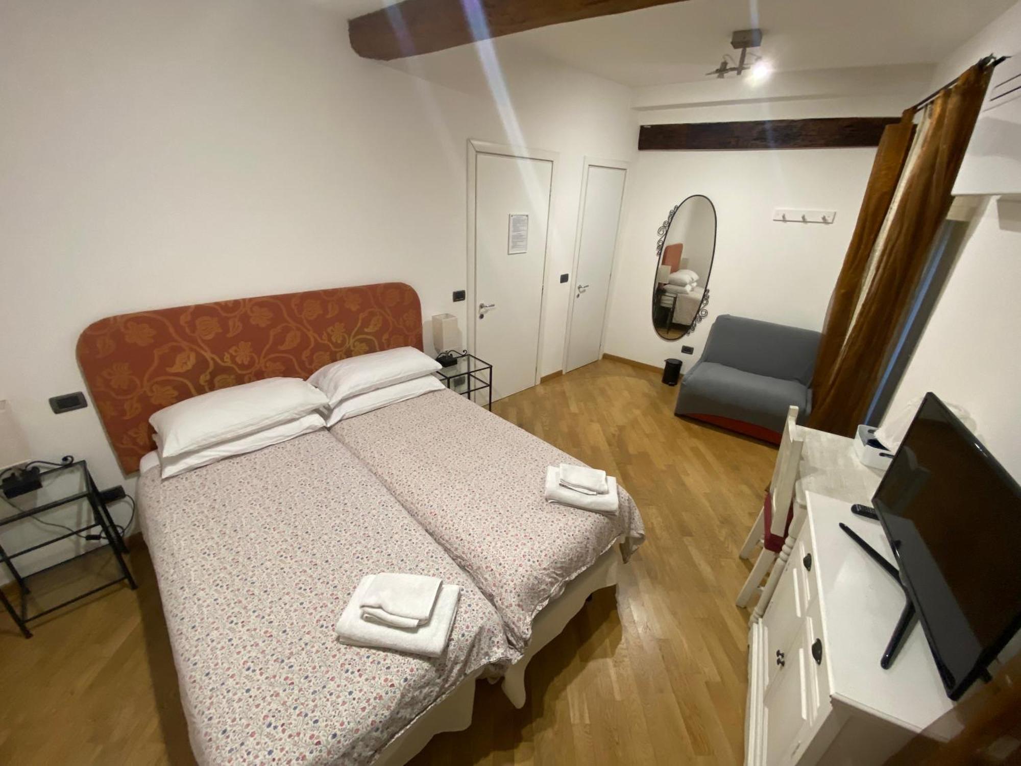 B&B And Home La Piazzetta Della Pioggia Bologna Bagian luar foto